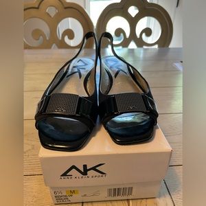 Anne Klein Black Shoes Like New Condition.